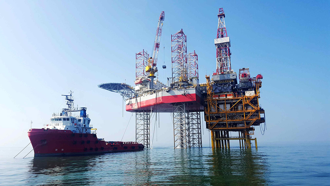 <em><strong>船舶海洋設備</strong></em>